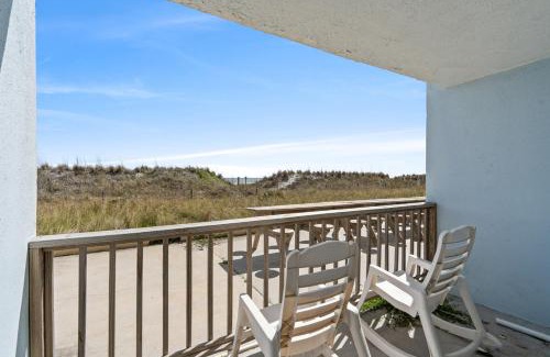 North Myrtle Beach Apartamento | Blue Mist Villas Unit 102 - Oceanfront Ground Floor Condo in Cherry Grove