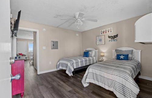 North Myrtle Beach Apartamento | Blue Mist Villas Unit 201 offers King Bed Suite and Beach front Balcony in Cherry Grove