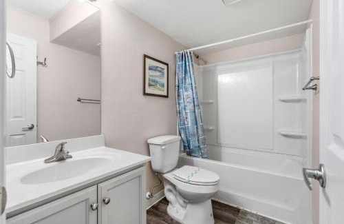 North Myrtle Beach Apartamento | Blue Mist Villas Unit 201 offers King Bed Suite and Beach front Balcony in Cherry Grove