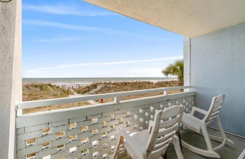 North Myrtle Beach Apartamento | Blue Mist Villas Unit 201 offers King Bed Suite and Beach front Balcony in Cherry Grove