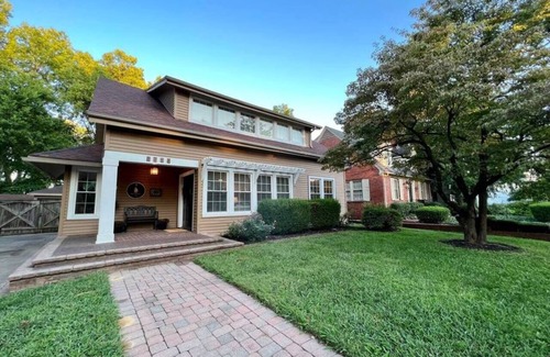 Owensboro Casa | Blue Moon Cottage: Music Room, Inground Pool