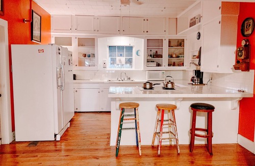 Downtown Casa | Blue Moon Guest House and Saloon