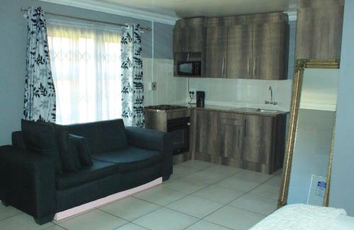Evander Casa | Blue Moon Guest House