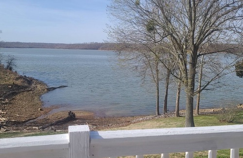 Eddyville Casa | Blue Moon over Barkley 5 bedroom Lakehouse on Lake Barkley.
