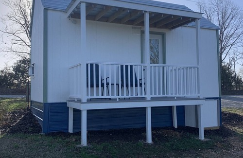 Eureka Springs Cabina | Blue Moon tiny cabin close to everything with Mountain View No Cleaning Fees