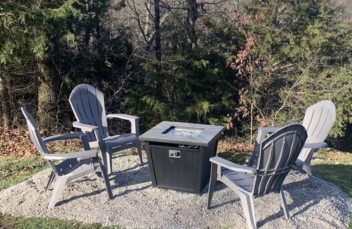 Eureka Springs Cabina | Blue Moon tiny cabin close to everything with Mountain View No Cleaning Fees
