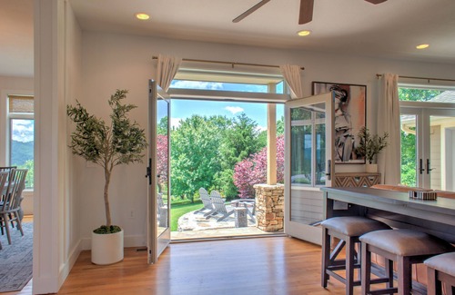 Clyde Casa | Blue Mountain View by Carolina Mornings | Fire Pit, Hot Tub🚣‍♂️+Biltmore Pass