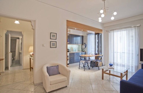 Dafni Apartamento | Blue Nest Elegant Reno Fully Equipt Apt near Metro