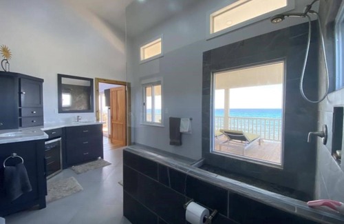 Isla de Utila Villa | Blue Oasis 3-bedroom villa in Utila with WiFi, AC