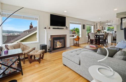 Fremont Casa | Blue Oasis with Amazing Olympic Views