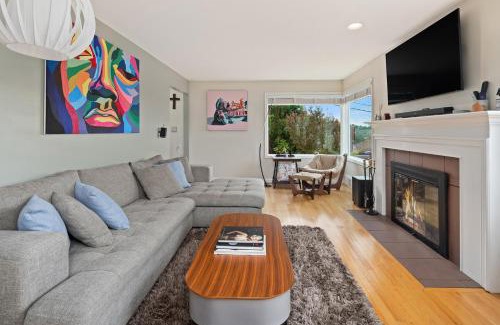 Fremont Casa | Blue Oasis with Amazing Olympic Views