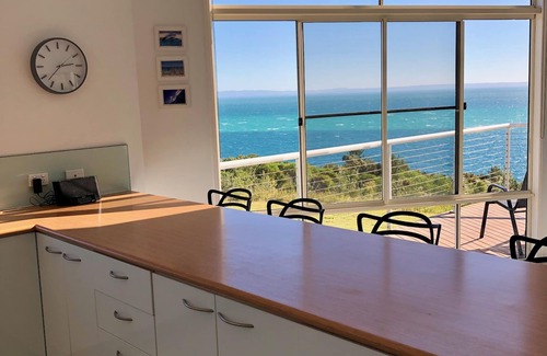 Brisbane Waterfront Casa | Blue Ocean View Beach House, spectacular seaview, 3 min walk to Tanga beachfront