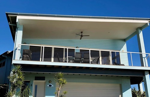 Brisbane Waterfront Casa | Blue Ocean View Beach House, spectacular seaview, 3 min walk to Tanga beachfront