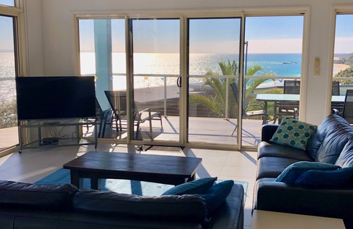 Brisbane Waterfront Casa | Blue Ocean View Beach House, spectacular seaview, 3 min walk to Tanga beachfront