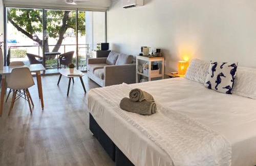 Nelly Bay Apartamento | Blue on Blue Deluxe King or Twin room, steps from ferry, amazing pool, wifi