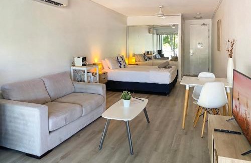 Nelly Bay Apartamento | Blue on Blue Deluxe King or Twin room, steps from ferry, amazing pool, wifi