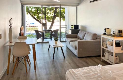 Nelly Bay Apartamento | Blue on Blue Deluxe King or Twin room, steps from ferry, amazing pool, wifi
