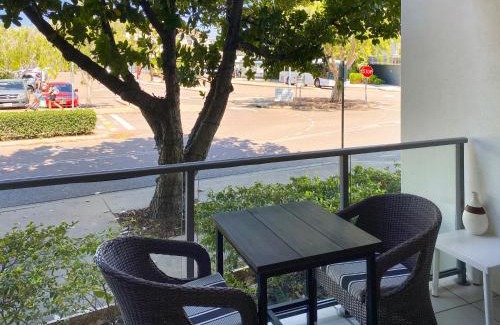 Nelly Bay Apartamento | Blue on Blue Deluxe King or Twin room, steps from ferry, amazing pool, wifi