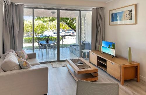 Nelly Bay Apartamento | Blue on Blue Large One Bedroom Apartment, steps from ferry, amazing pool, wifi