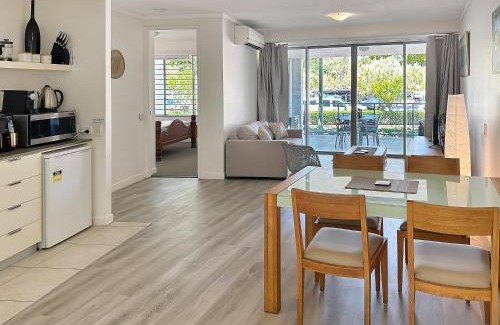 Nelly Bay Apartamento | Blue on Blue Large One Bedroom Apartment, steps from ferry, amazing pool, wifi