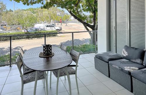 Nelly Bay Apartamento | Blue on Blue Large One Bedroom Apartment, steps from ferry, amazing pool, wifi