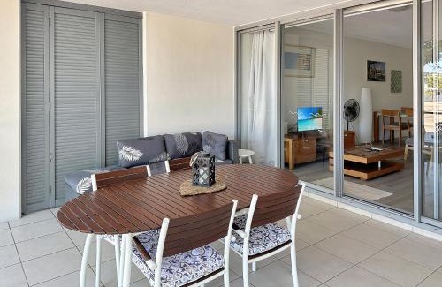 Nelly Bay Apartamento | Blue on Blue Large One Bedroom Apartment, steps from ferry, amazing pool, wifi