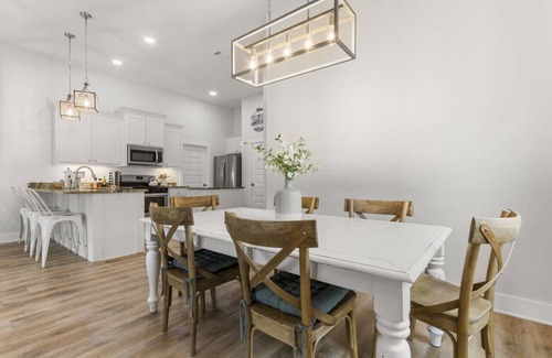 Oak Court Cabaña | Blue Ono Cottage w Hot Tub, Fire Pit, 5 min to Beach, free parking