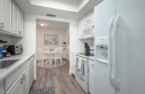 Palma Sola Casa | Blue Palm: Pool - Hot Tub - Beach - Games - Outdoor Shower - Grill - IMG - King