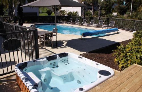 Russell Casa | Blue Penguin - Russell Cottages Collection 2-4 Bedroom