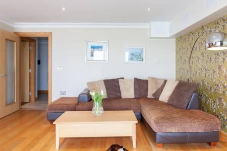 Portrush Apartamento | Blue Pool View
