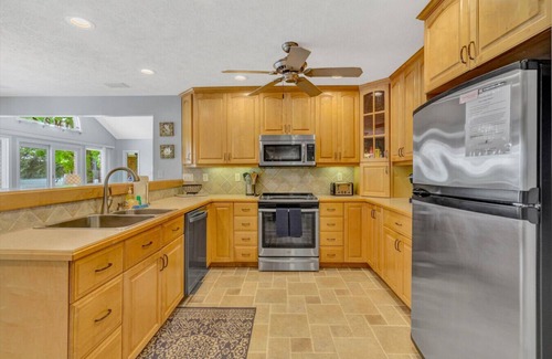 Smith Mountain Lake Casa | Blue Ridge Beach - Sleeps 10, screened-in porch, fantastic views.