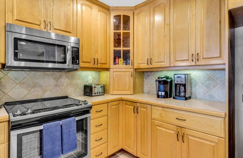 Smith Mountain Lake Casa | Blue Ridge Beach - Sleeps 10, screened-in porch, fantastic views.