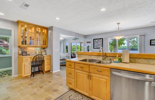 Smith Mountain Lake Casa | Blue Ridge Beach - Sleeps 10, screened-in porch, fantastic views.