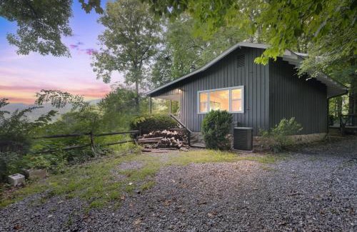 Walker-In-the-Hills Casa | Blue Ridge Lookout Beautiful Modern Cabin - Nature Hikes and Pets OK cabin