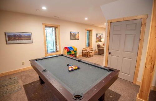 Creston Casa | Blue Ridge Mountain Retreat - 30 acres to explore & VIEWS, Sleeps 15