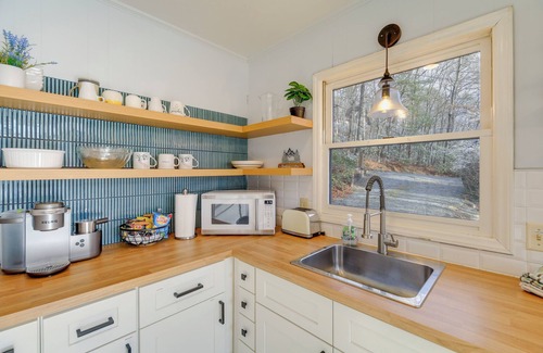 Deep Gap Cabina | Blue Ridge Mountains Cabin w/ Community Pool!