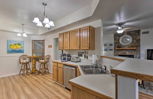 Mountain Air Condominio | Blue Ridge Mtn Views: Condo w/ Furnished Balcony