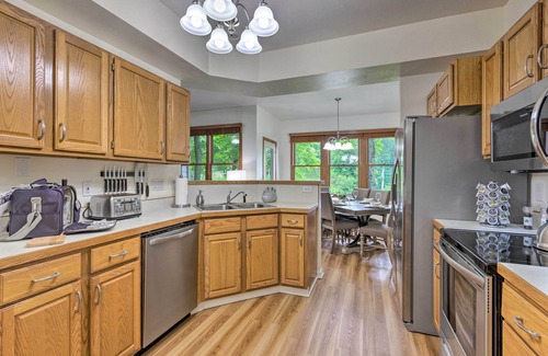 Mountain Air Condominio | Blue Ridge Mtn Views: Condo w/ Furnished Balcony