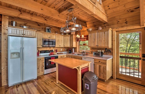 Sylva Cabina | ‘Summit’s End’ Hideaway w/ Grill & Hot Tub!