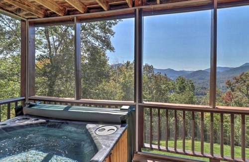 Sylva Cabina | ‘Summit’s End’ Hideaway w/ Grill & Hot Tub!