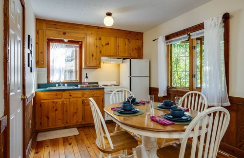 Montebello Cabina | Blue Ridge Parkway cabin--2BR, hot tub, fireplace
