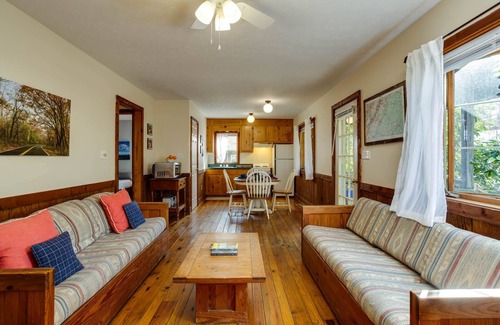 Montebello Cabina | Blue Ridge Parkway cabin--2BR, hot tub, fireplace