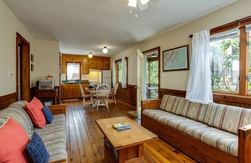 Montebello Cabina | Blue Ridge Parkway cabin--2BR, hot tub, fireplace