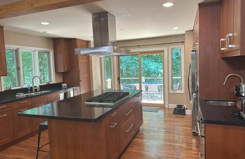 Boone Casa | Lujosa casa en el árbol de la montaña: jacuzzi, cocina gourmet, techo con vigas a la vista