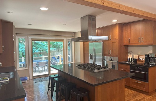 Boone Casa | Lujosa casa en el árbol de la montaña: jacuzzi, cocina gourmet, techo con vigas a la vista