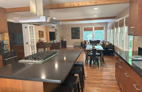Boone Casa | Lujosa casa en el árbol de la montaña: jacuzzi, cocina gourmet, techo con vigas a la vista