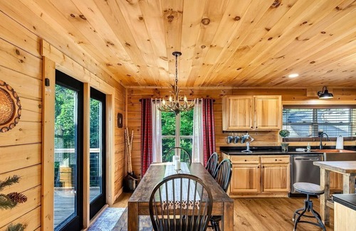 My Mountain Cabina | Blue Ridge Shadows Lodge: Escape to the serene Blue Ridge Mountains