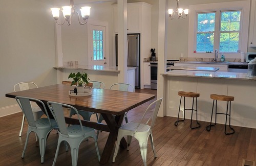 Hartwell Casa | Blue Rose Bungalow: Downtown vibe w/1896 charm. Lake Life. Gym. Kitchen. Parking