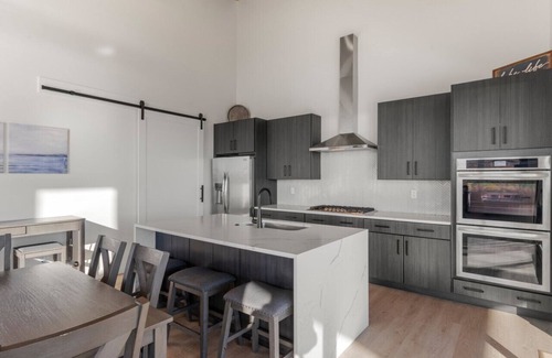 Fish Haven Casa | Blue Sage Modern Sleeps 27 with Pickleball and Theater