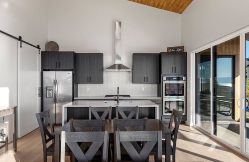Fish Haven Casa | Blue Sage Modern Sleeps 27 with Pickleball and Theater
